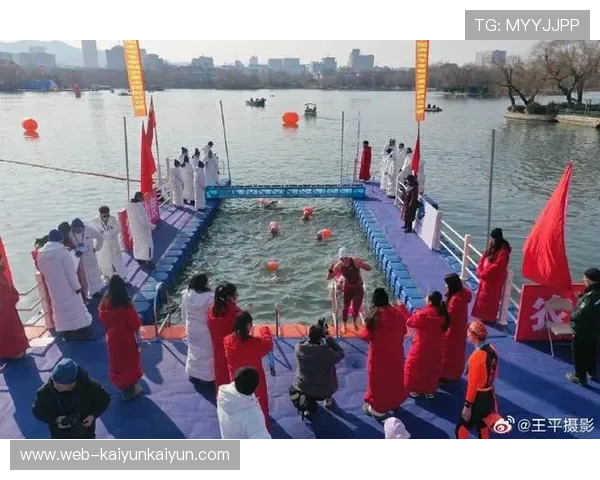 大明湖冬泳现场设冰雪主题展，成赛事期间人流聚集地