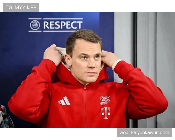 特写：诺伊尔完成德甲第500次出场，赛后与拜仁历代门将合影