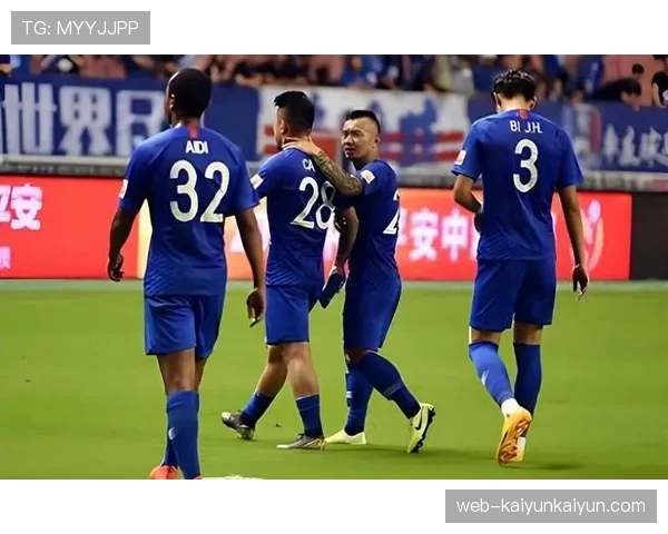 图卢兹小将在场边热身时，获得主场球迷集体掌声鼓励